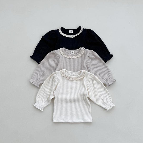 Camiseta con cuello deshilachado