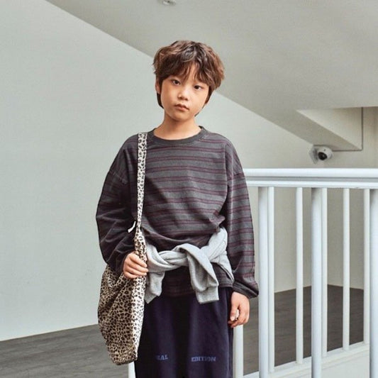 Camiseta de rayas lavadas monocromáticas