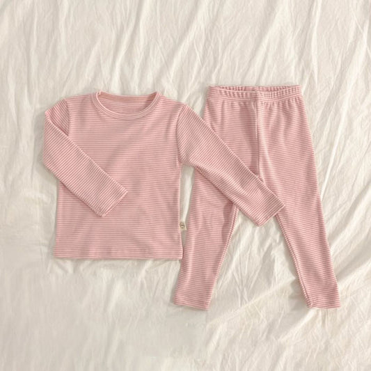 Ropa de estar por casa con rayas cálidas de color melocotón