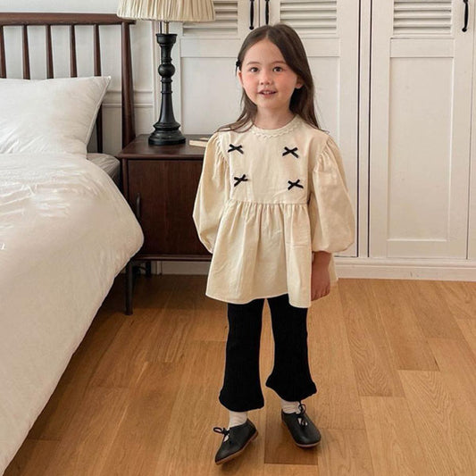 Pantalones acampanados con bolsillos acanalados